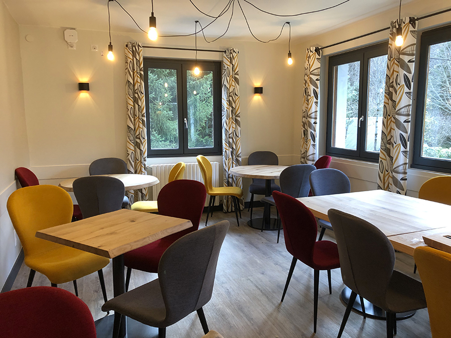2020-11-28-Salle-restaurant-avec-tables-et-chaises
